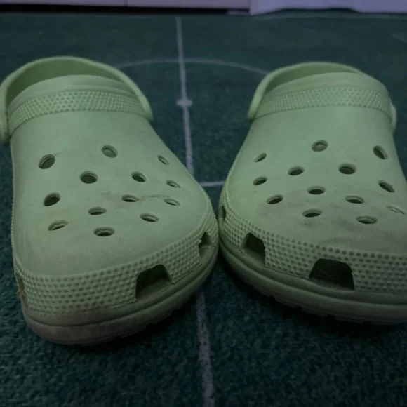 Like green crocs size 11 woman’s 9 mens - Picture 3 of 4